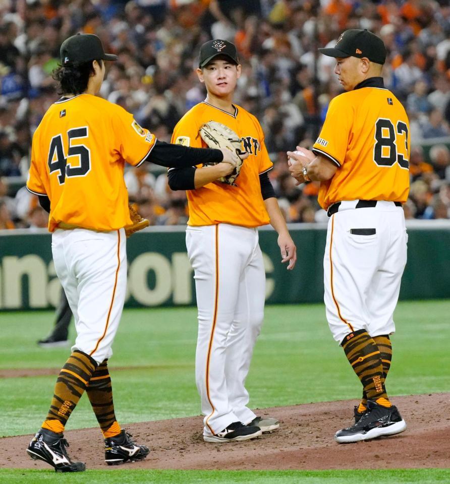 　６回、阿部監督（右）に交代を告げられる井上（中央）