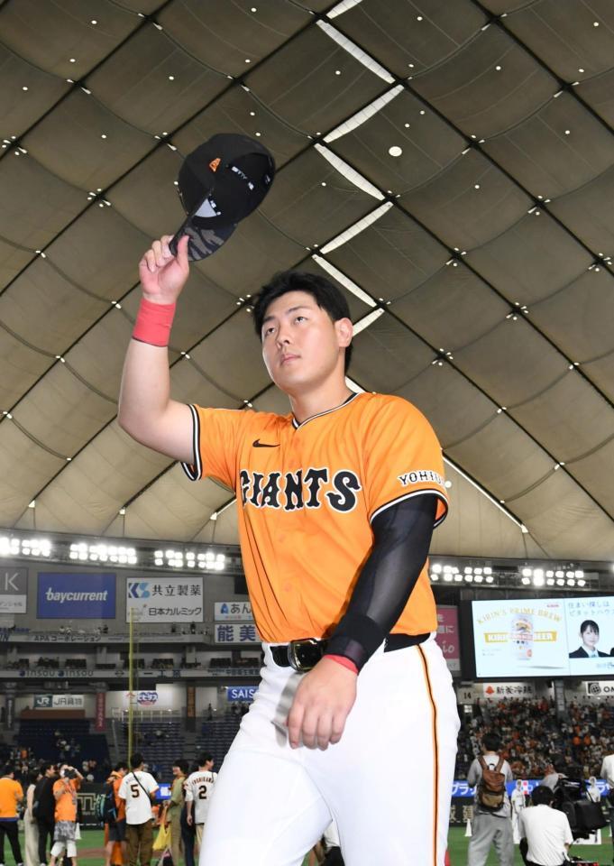 　帽子を上げて歓声に応える岡本（撮影・佐藤厚）