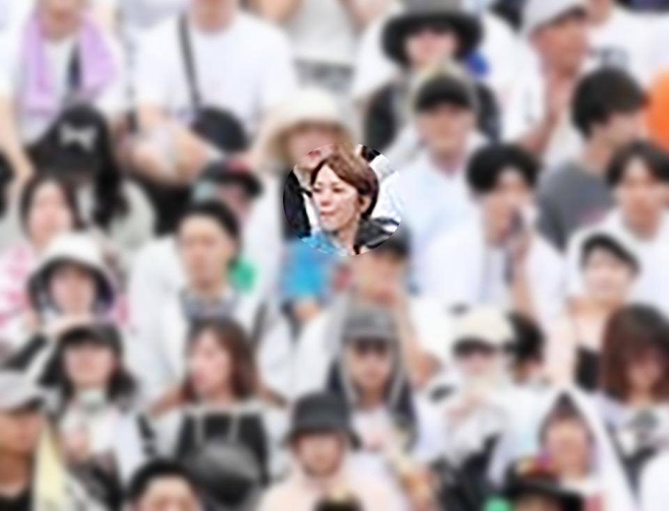 　左翼席で観戦する今井絵理子参院議員（撮影・中田匡峻）　※画像の一部を加工しています