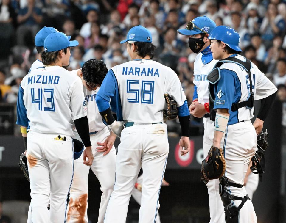 　８回、中村に死球を与えた柴田をマウンドから降ろす新庄監督（右から２人目）