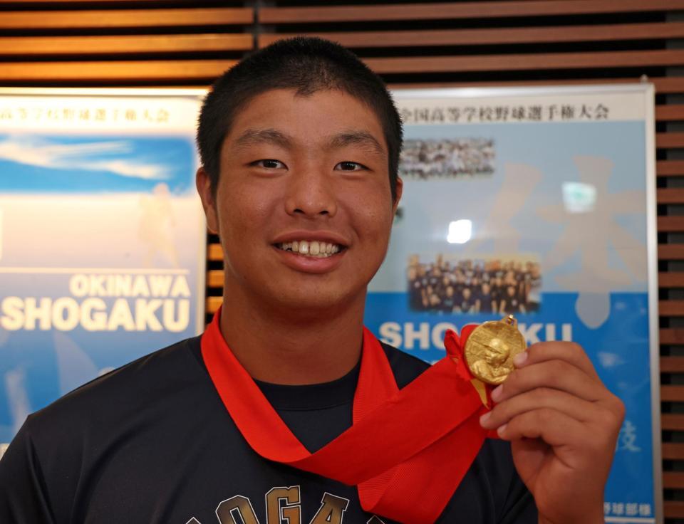 　金メダルを手に笑顔を見せる沖縄尚学・末吉良丞（撮影・中田匡峻）