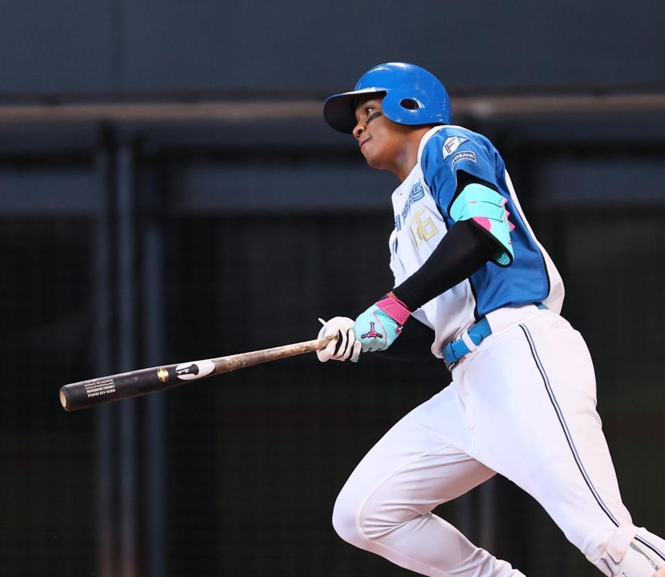 　２回、適時打を放つ万波（撮影・中島達哉）