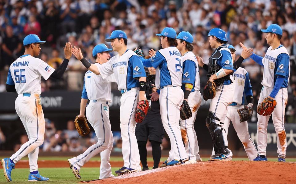 　ソフトバンクに連勝し、タッチを交わす日本ハムナイン（撮影・中島達哉）