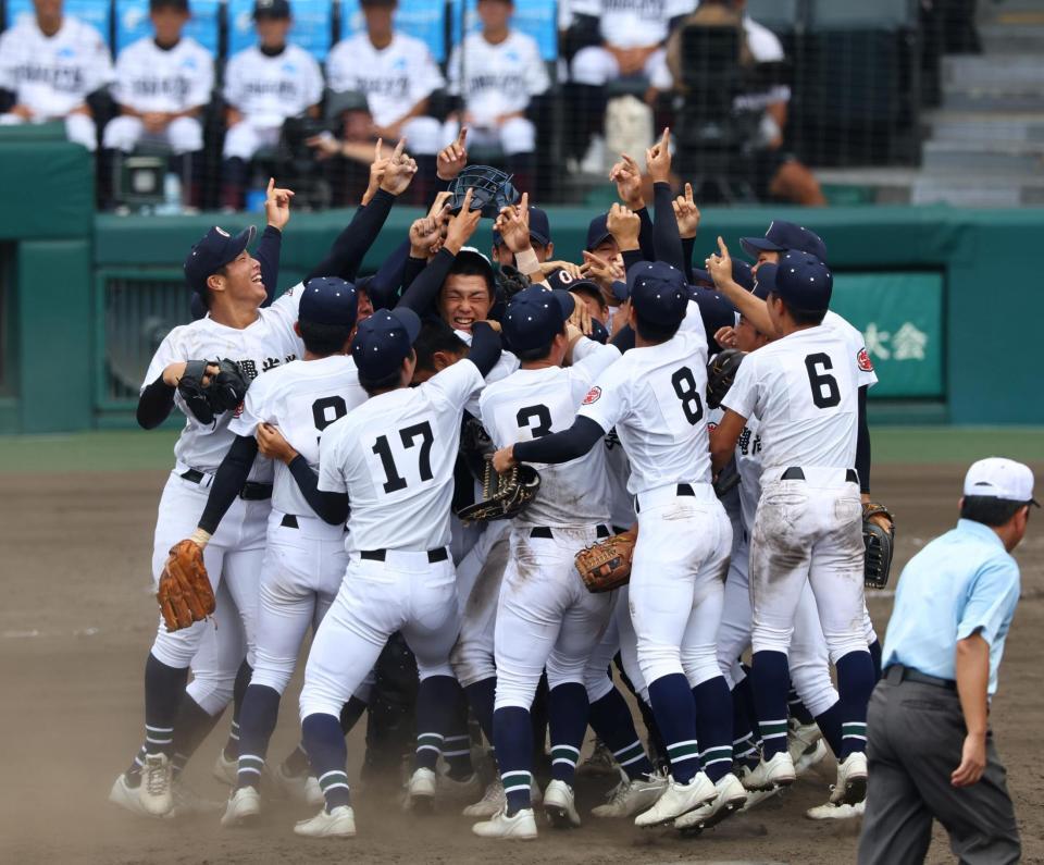 　優勝を決め歓喜の末吉良丞（左端）ら沖縄尚学ナイン（撮影・山口登）