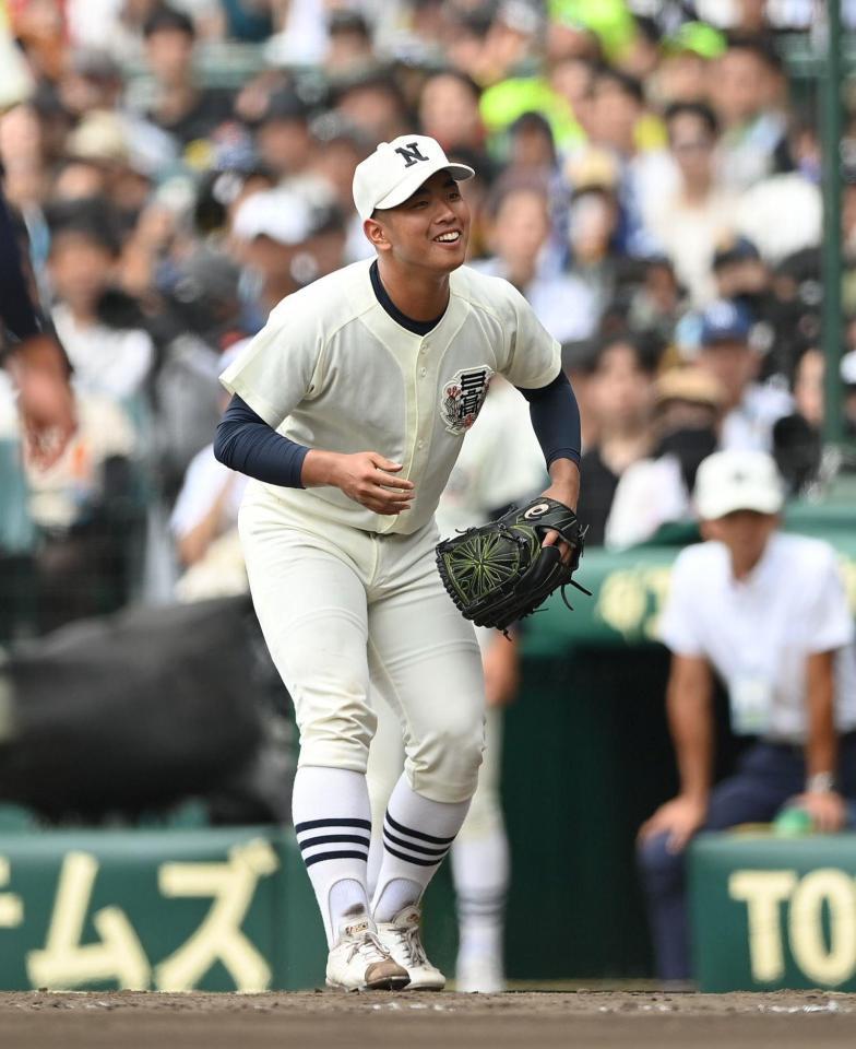 　７回、沖縄尚学・伊波槙人の死球判定に苦笑いする日大三・近藤優樹（撮影・西田忠信）