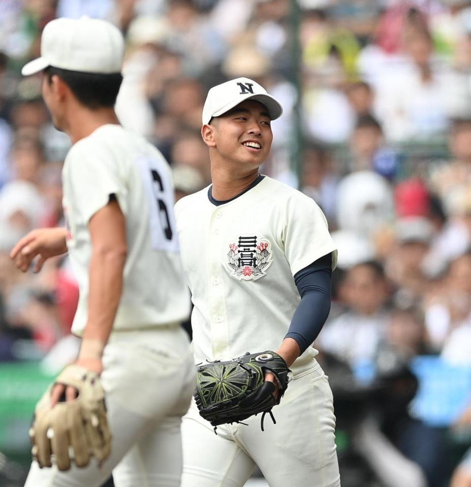 　７回、沖縄尚学・伊波槙人の死球判定に苦笑いする日大三・近藤優樹（撮影・西田忠信）