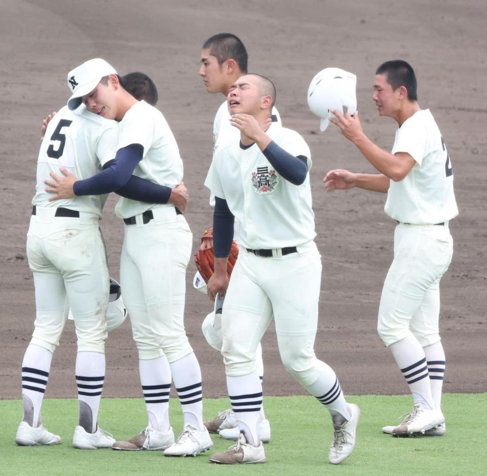 　準優勝に終わり、涙を流す日大三・近藤優樹（中央）（撮影・中田匡峻）