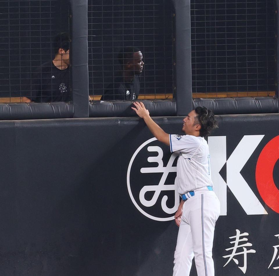 　試合前、モイネロ（奥）と談笑する伊藤（撮影・中島達哉）