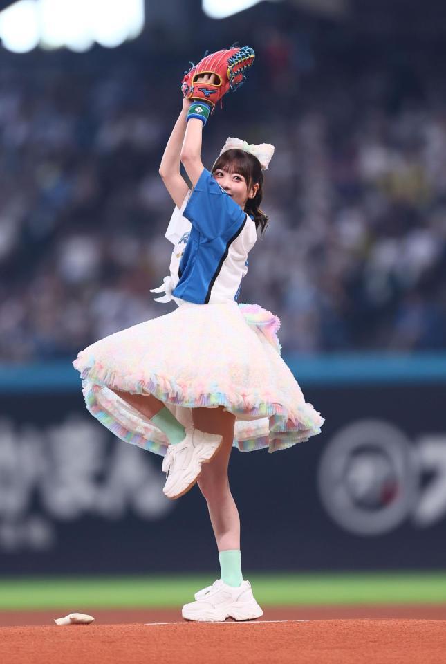 　ファーストピッチセレモニーで投球するＦＲＵＩＴＳ　ＺＩＰＰＥＲ・櫻井優衣（撮影・中島達哉）