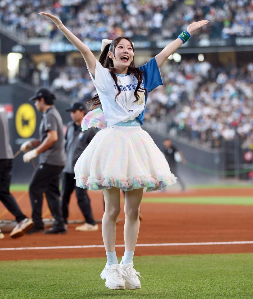 　ＹＭＣＡダンスを踊るＦＲＵＩＴＳ　ＺＩＰＰＥＲ・真中まな（撮影・中島達哉）