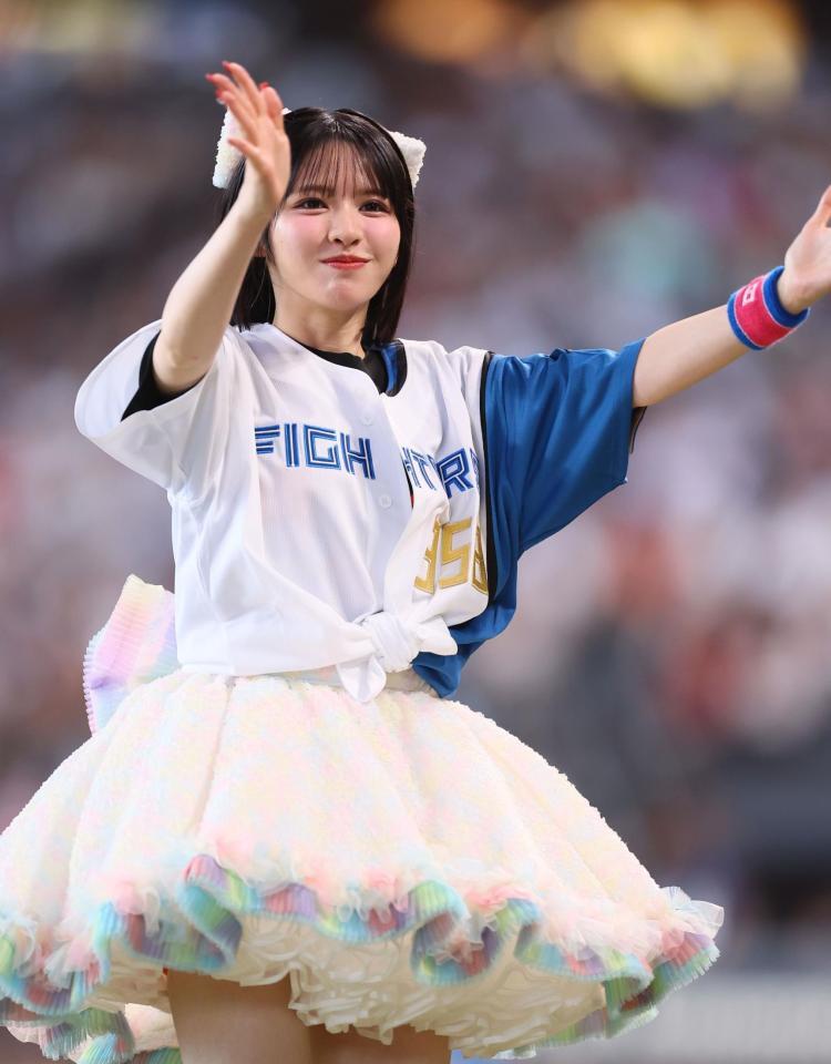 　ＹＭＣＡダンスを踊るＦＲＵＩＴＳ　ＺＩＰＰＥＲ・鎮西寿々歌（撮影・中島達哉）