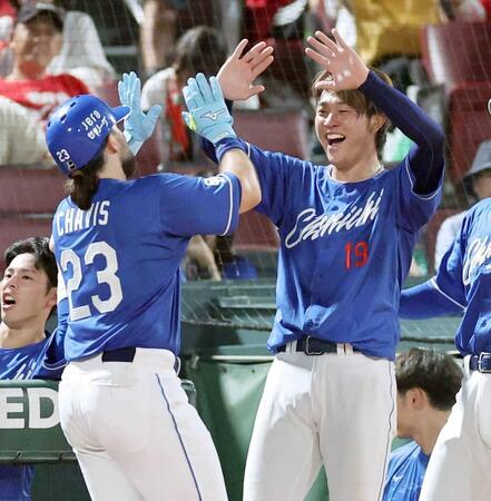 　９回、ソロを放ったチェイビスを笑顔で出迎える高橋宏（撮影・市尻達拡）