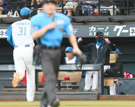 　６回、今宮を併殺打に仕留め、無失点に抑えた柴田（左）にガッツポーズを送る新庄監督（撮影・中島達哉）