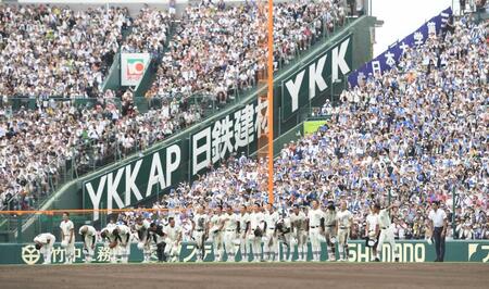 　沖縄尚学アルプスに一礼する日大三ナイン（撮影・西田忠信）