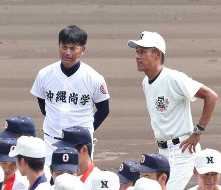 　試合後、日大三・三木監督（右）と言葉を交わす沖縄尚学・比嘉監督