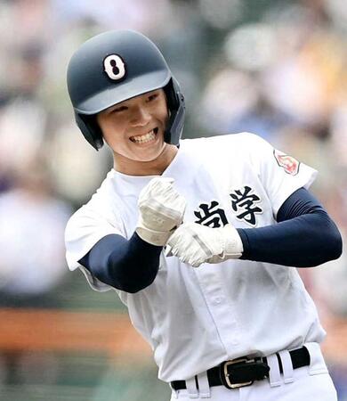 　７回、適時二塁打を放ちガッツポーズする沖縄尚学・宜野座