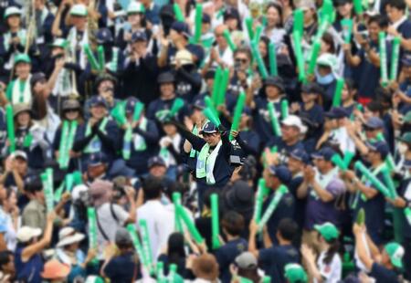 　真喜志拓斗主将の母に声援を送る沖縄尚学応援団（撮影・山口登）　※画像の一部を加工しています