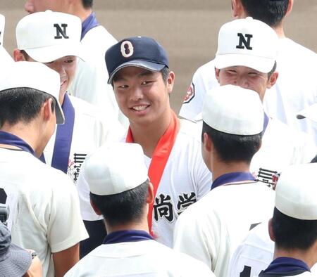 　記念撮影後、日大三ナインに言葉をかけられる沖縄尚学・末吉良丞（撮影・中田匡峻）