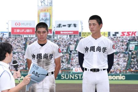 　インタビューに答える沖縄尚学の真喜志拓斗主将（左）と宜野座恵夢＝２３日