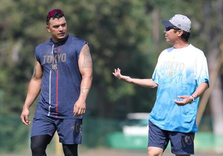 　高津監督（右）と話すオスナ（撮影・西岡正）