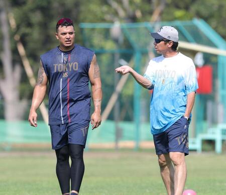 　高津監督（右）と話すオスナ（撮影・西岡正）