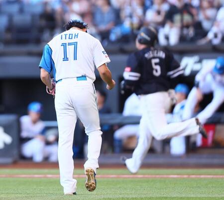 　３回、山川（右）を右飛に抑え、ほえる伊藤（撮影・中島達哉）