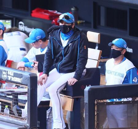 　１回、戦況を見つめる新庄監督（中央）＝撮影・中島達哉