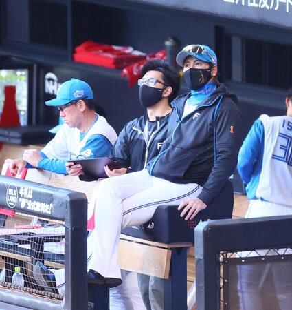 　１回、戦況を見つめる新庄監督（右）＝撮影・中島達哉