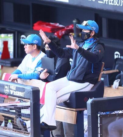 　１回、内野に指示を出す新庄監督（右）＝撮影・中島達哉