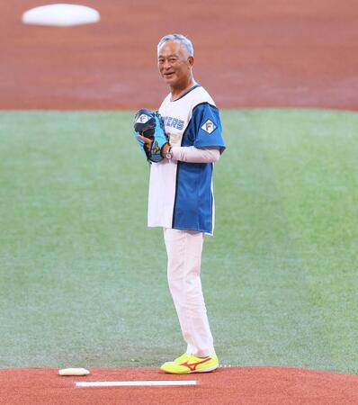 　ファーストピッチセレモニーに登場したジョニー・トー氏（撮影・中島達哉）