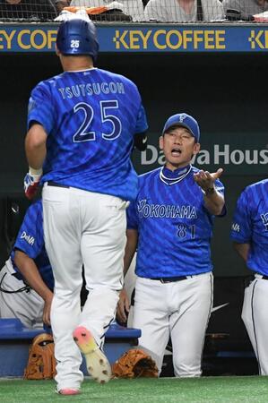 　４回、８号ソロを放った筒香（左）を迎える三浦監督（撮影・佐藤厚）