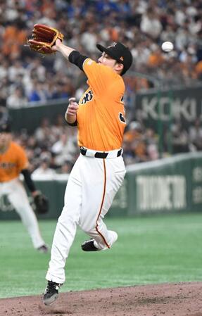 　５回、蝦名の打球にグラブを出す赤星（撮影・佐藤厚）