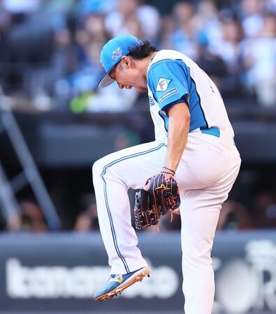 　７回、海野を三振に仕留め、雄たけびを上げる伊藤（撮影・中島達哉）