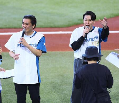 　試合前、登場した平成ノブシコブシ（撮影・中島達哉）