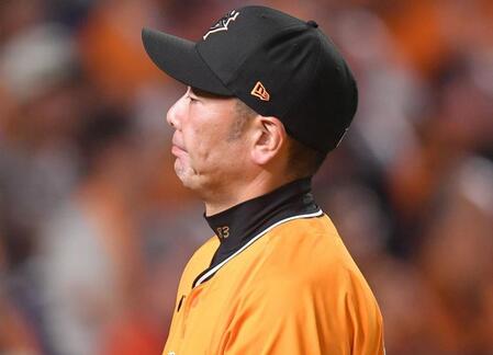 六回表１死で巨人の守備位置変更がアナウンスされる珍事　一塁ベンチの阿部監督が苦笑い