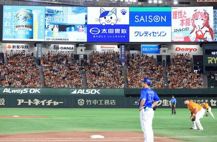 　５回、リチャードの本塁打が直撃した「太田胃散」の広告看板（上中央）