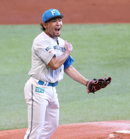 　１回、中村を三振に仕留め、雄たけびを上げる伊藤（撮影・中島達哉）