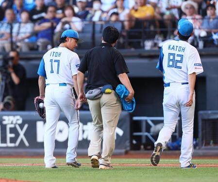 　８回、一度ベンチに下がる伊藤（１７）＝撮影・中島達哉