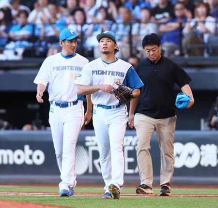 　８回、異変を訴えベンチに下がるも治療後にマウンドに向かう伊藤（中央）＝撮影・中島達哉