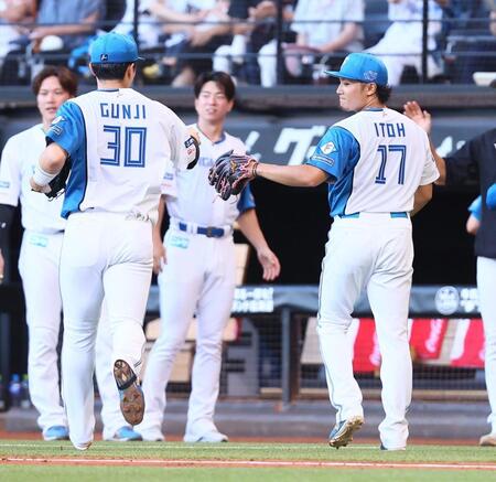 　８回、山川を遊ゴロに抑え、郡司（３０）とタッチを交わす伊藤（撮影・中島達哉）