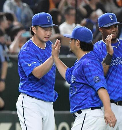 　２勝目を挙げ、宮崎（右）とタッチを交わす竹田（撮影・佐藤厚）