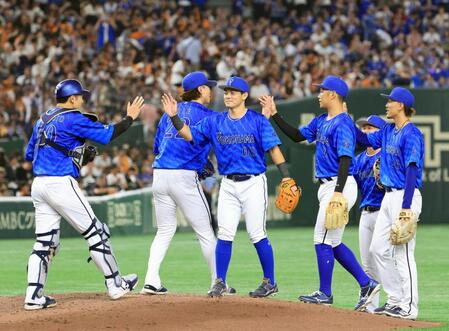 　巨人に勝利し、喜び合うＤｅＮＡナイン