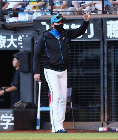 　９回裏が終了し、選手交代を告げる新庄監督（撮影・中島達哉）