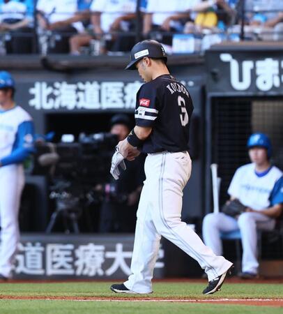 　８回、申告敬遠され、一塁へ向かう近藤（撮影・中島達哉）