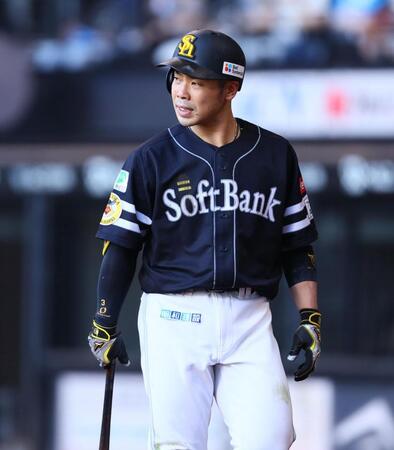 　６回、併殺打に倒れ、ベンチに下がる近藤（撮影・中島達哉）