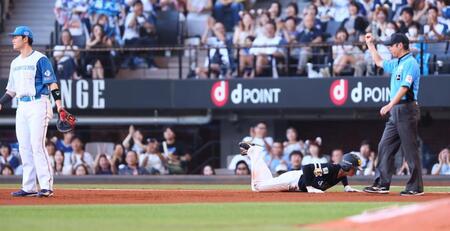 　６回、近藤が一直に倒れ、川瀬（右）は戻れずアウトになる（撮影・中島達哉）