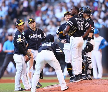 　７回、マウンドに集まるモイネロ（右）らソフトバンクナイン（撮影・中島達哉）