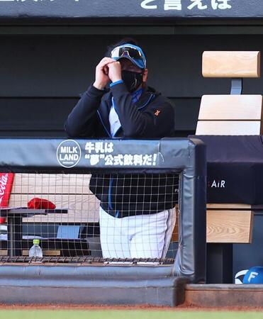 　手を丸めてモイネロの投球を見つめる新庄監督（撮影・中島達哉）