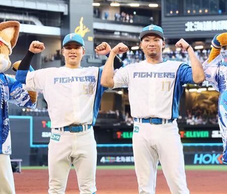 　ガッツポーズで記念撮影に応じる奈良間（左）と伊藤（撮影・中島達哉）
