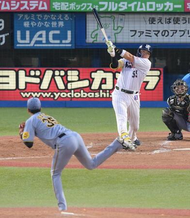 　４回、才木（手前）から左中間へソロを放つ村上（撮影・伊藤笙子）